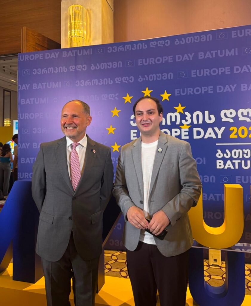 ევროკავშირის ელჩი საქართველოში პაველ ჰერჩინსკი და RICDOG-ის გენერალური მდივანი ირაკლი თევზაძე ევროპის დღის ღონისძიებაზე ბათუმში.


European Union Ambassador to Georgia Paweł Herczyński and RICDOG Secretary General Irakli Tevzadze during the Europe Day celebration in Batumi, Georgia.